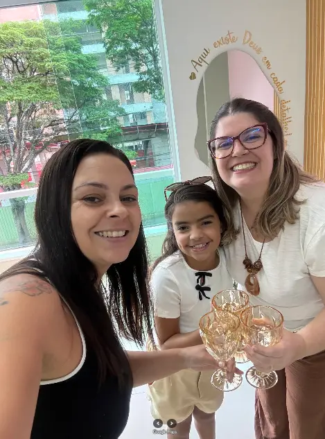 Clientes brindando na recepção da clínica