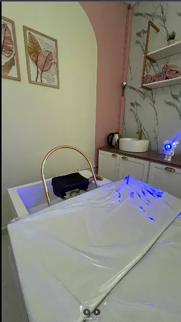 Detalhe da sala com luz terapêutica azul